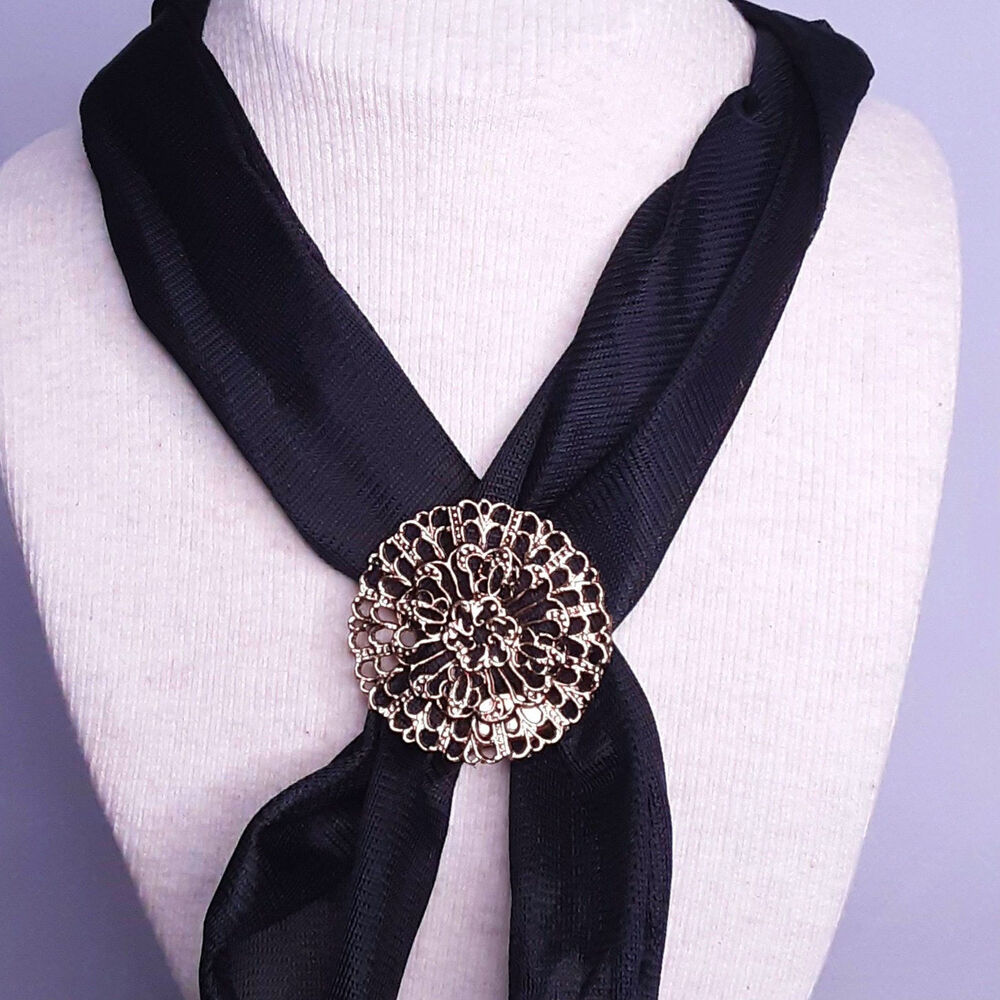 💎Scarf Holder Orante Open Work Brass Tone Round Design